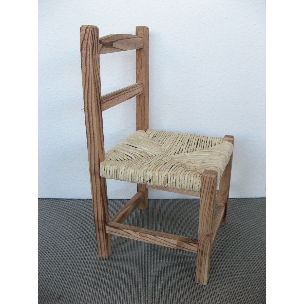 Petite chaise pour enfant avec assise en paille en bois naturel